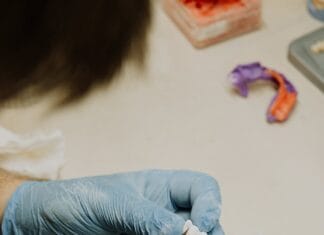 Czy można osadzić dwa zęby na jednym implancie?