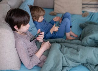 Sen w erze cyfrowej – jak ograniczyć wpływ technologii na jakość odpoczynku materac do łóżka dziecięcego