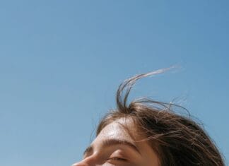 Plażowanie po mastektomii – jak wybrać strój kąpielowy, by czuć się pięknie i komfortowo?