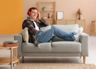 Poradniki w formie audiobooków – jak zdobywać wiedzę bez książki w ręku?