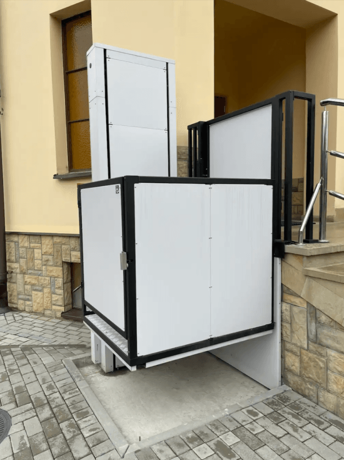 główne_standard platforma dla niepełnosprawnych przy schodach Crea Standard