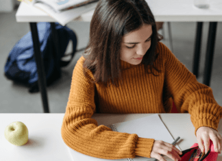 Jaki piórnik wybrać? Praktyczny przewodnik dla ucznia, nastolatka i dorosłego