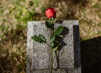 Śmierć bliskiej osoby – co należy zrobić krok po kroku?