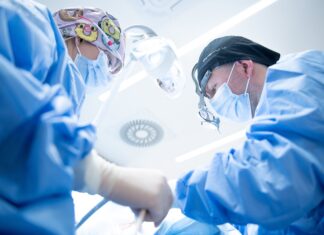 Nowy uśmiech w jeden dzień? Sprawdź, jak działa rewolucyjna metoda „zęby w jeden dzień” w DUNIQUE®