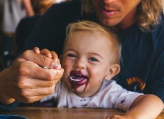Zdrowe oleje dla dzieci – jakie tłuszcze włączyć do diety dziecka?