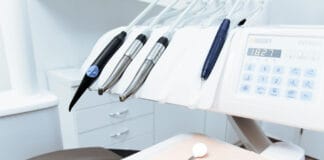 Licówki czy korony? Jak podjąć dobrą decyzję Licówki czy korony? Jak podjąć dobrą decyzję