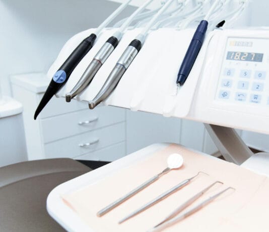 Licówki czy korony? Jak podjąć dobrą decyzję Licówki czy korony? Jak podjąć dobrą decyzję